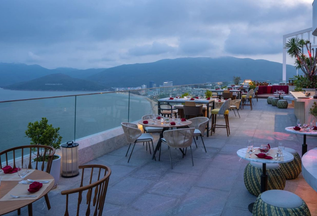 View từ ban công căn hộ cao tầng, chụp lúc bình minh hoặc hoàng hôn.